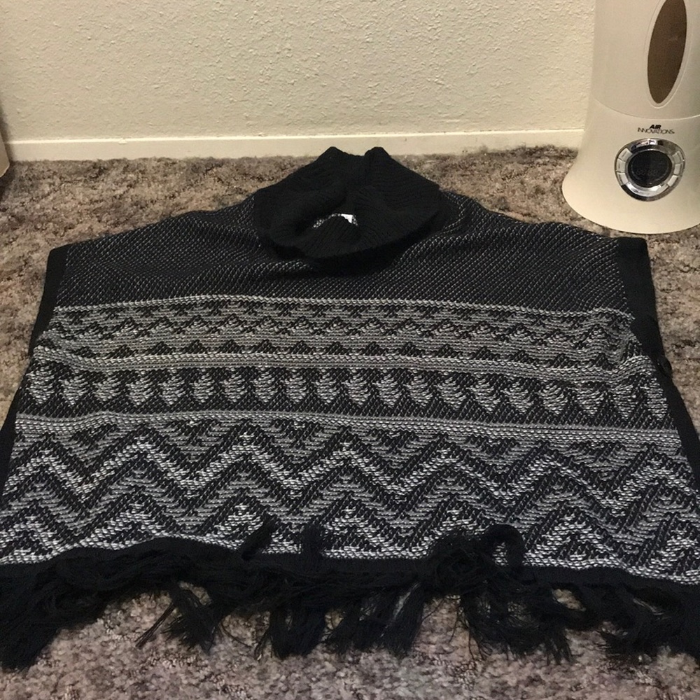 Black and white size small poncho with fringe